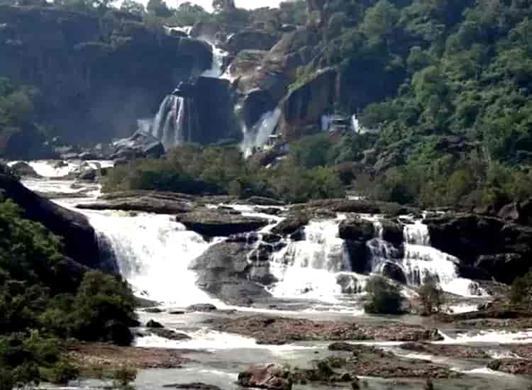 Puliyancholai Waterfalls